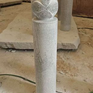 钦州 芝麻白花岗岩石材挡车石柱、停车柱、圆柱挡车柱、方柱挡车柱等