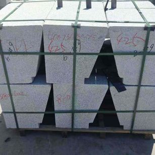 钦州 芝麻白异形坐凳，石凳