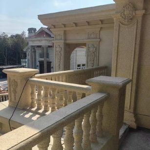 钦州 黄金麻别墅外墙干挂雕花配合阳台栏杆花瓶柱