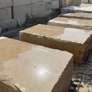 钦州 黄金麻方料堆场洗料分选中，原材料充足