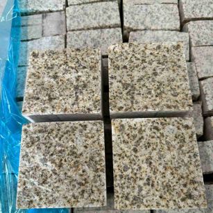 钦州 黄金麻花岗岩自然面小方块，弹石，马蹄石等