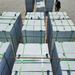 钦州 芝麻白花岗岩5公分地铺石 花岗岩厂家工厂装车日常