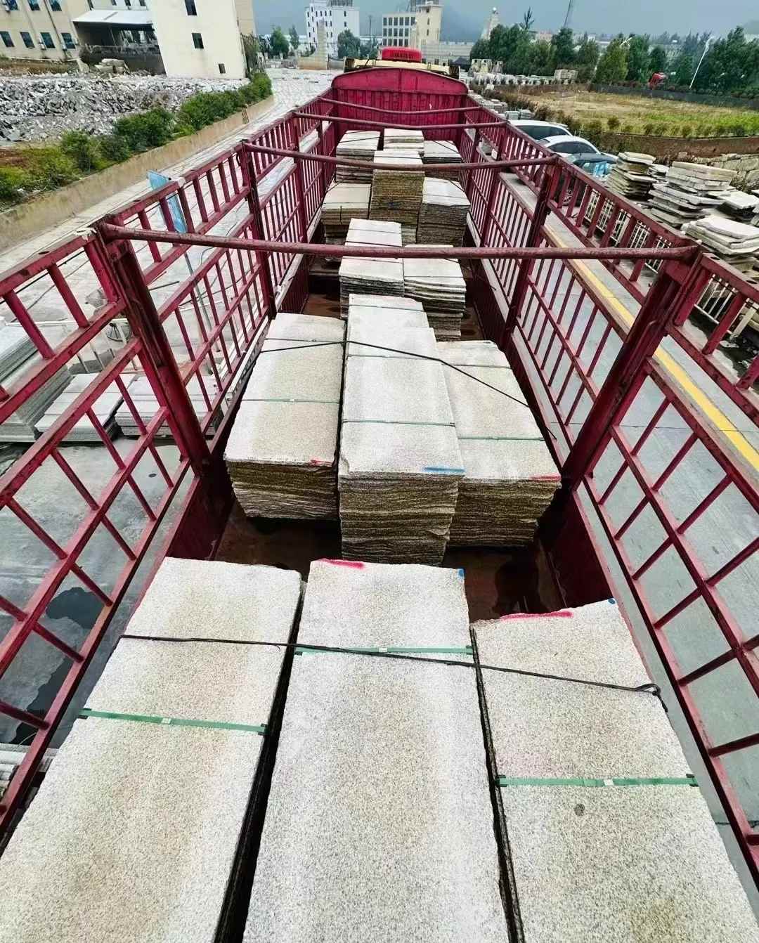 钦州 黄金麻花岗岩荔枝面，光面毛板装车完成