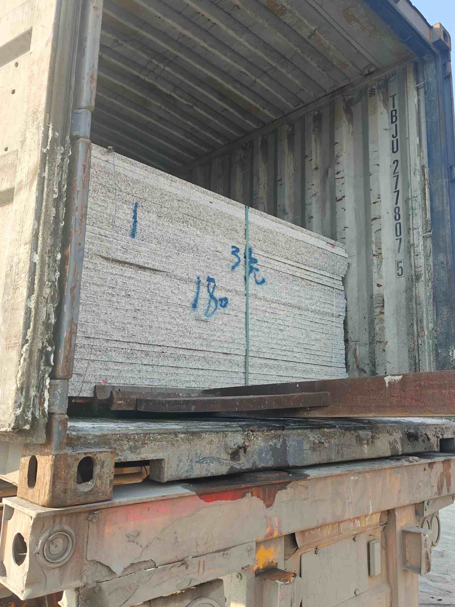 钦州 芝麻白花岗岩石材3.0公分光面毛板装柜出货