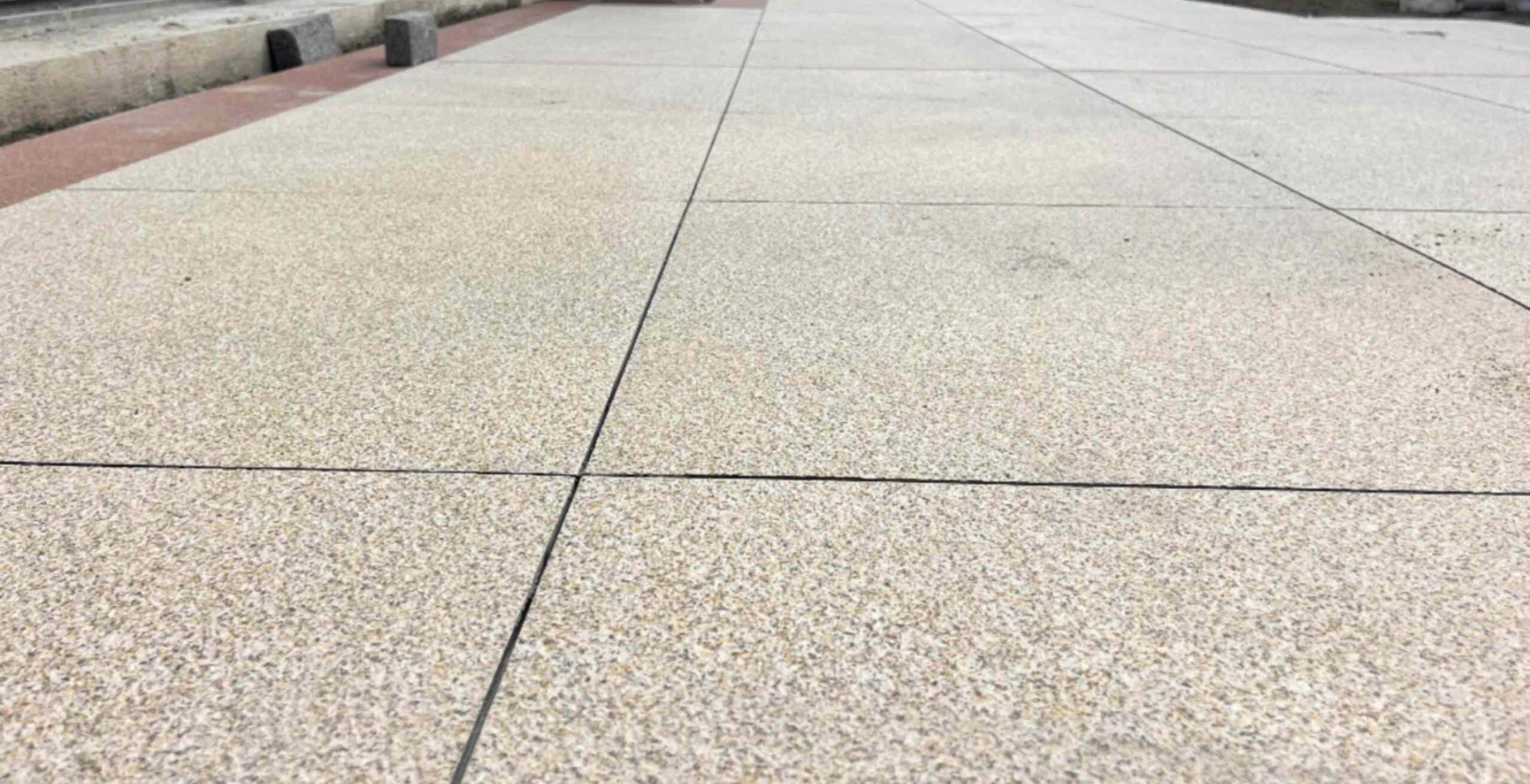 钦州 黄金麻花岗岩石板材荔枝面地面铺装效果