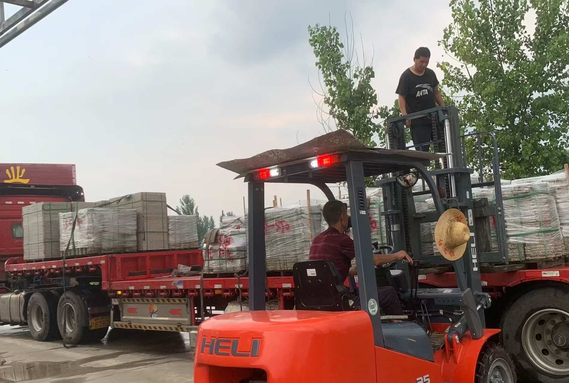 钦州 黄金麻冰裂纹，地铺石装车