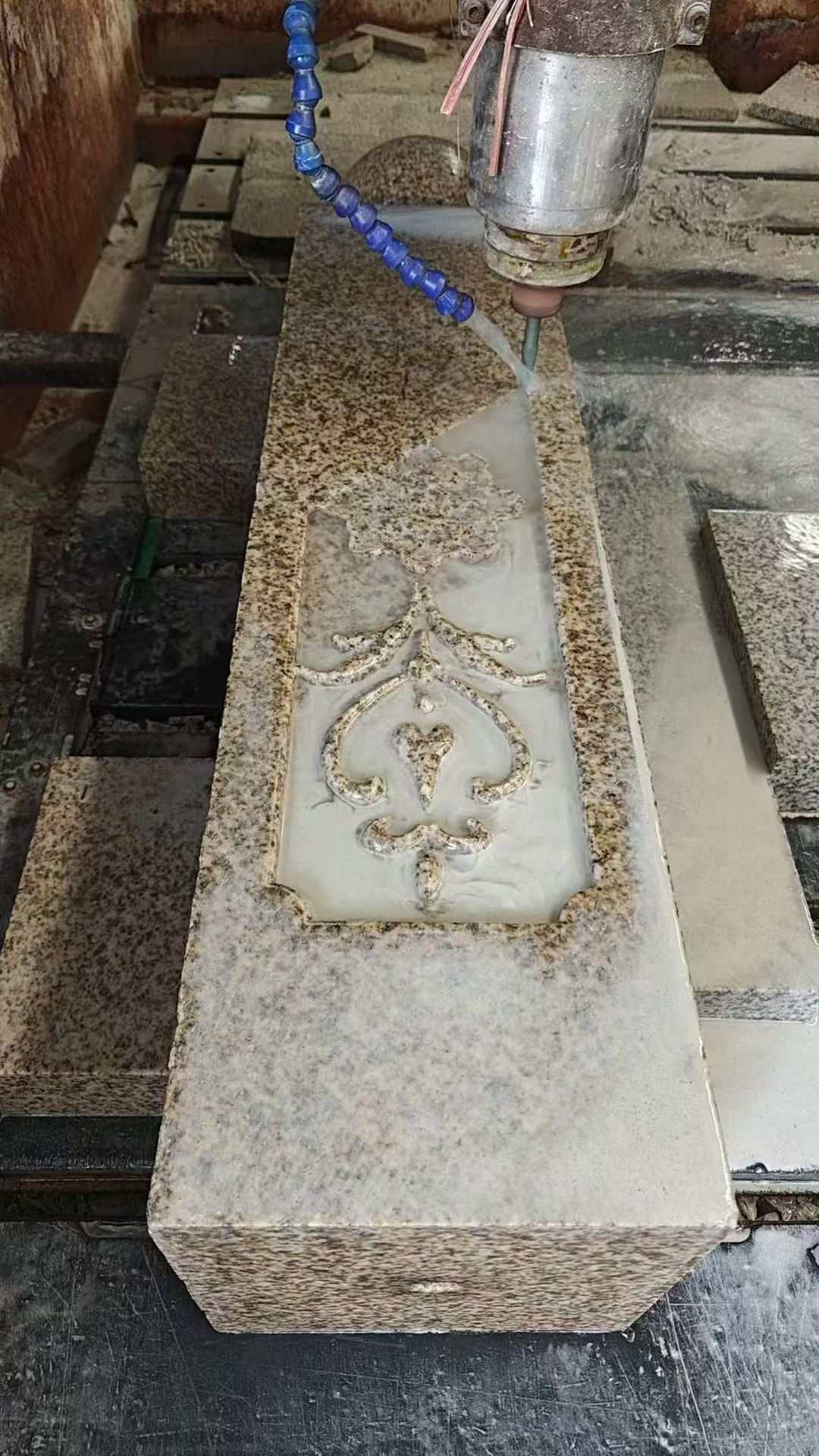 钦州 黄金麻花岗岩异形加工雕刻栏杆大柱