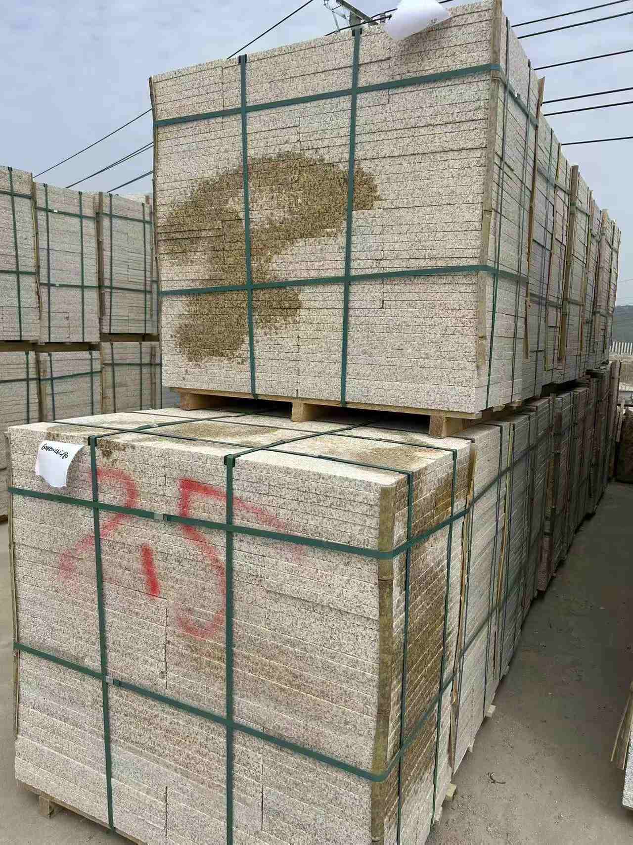 钦州 黄金麻花岗岩石材荔枝面地铺石2.5*300*600