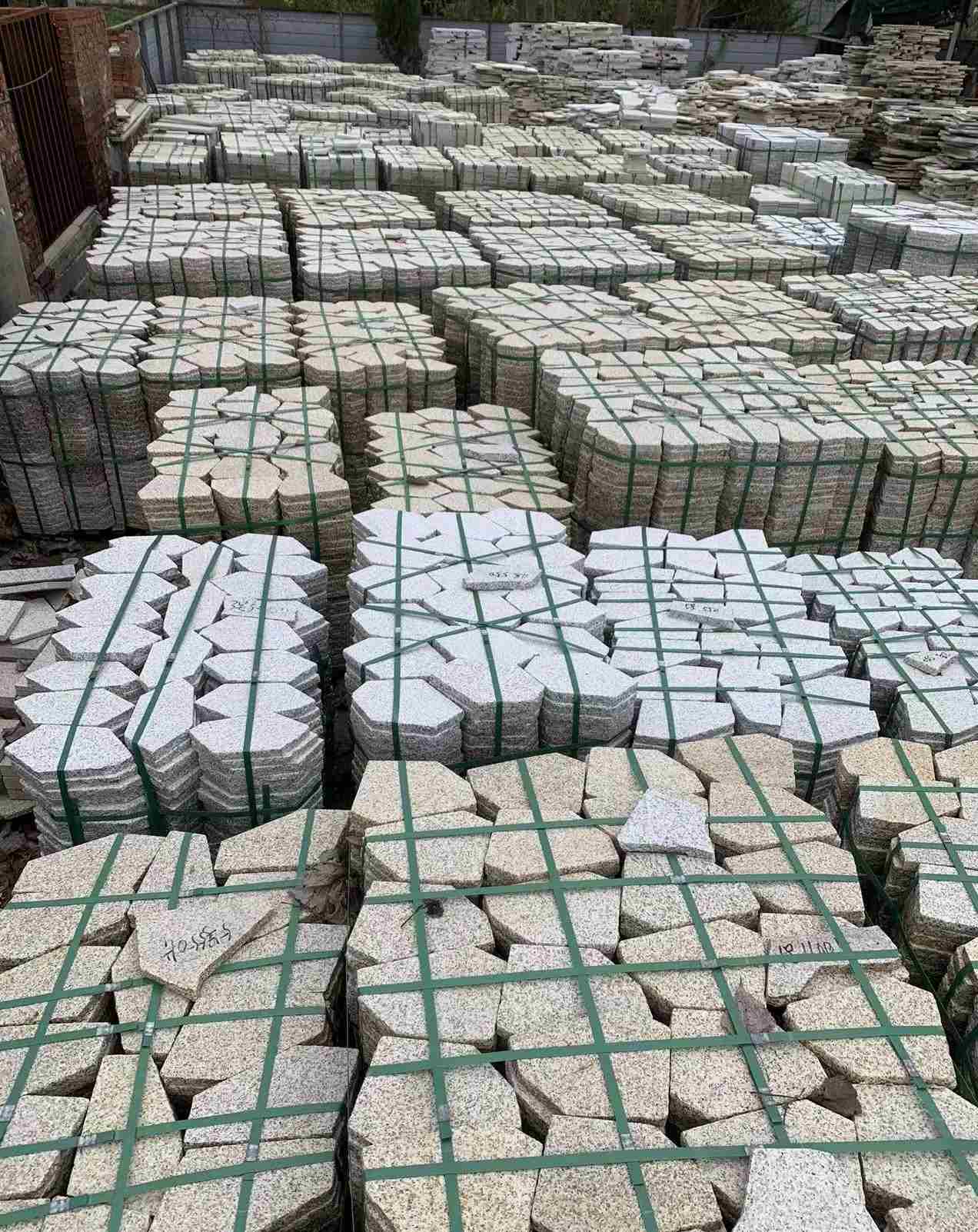 钦州 黄金麻白麻花岗岩荔枝面地铺石(冰裂纹)