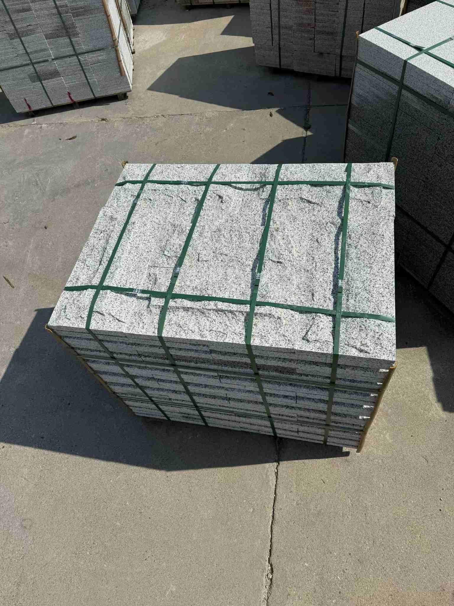 钦州 白麻花岗岩石材自然面蘑菇石成品