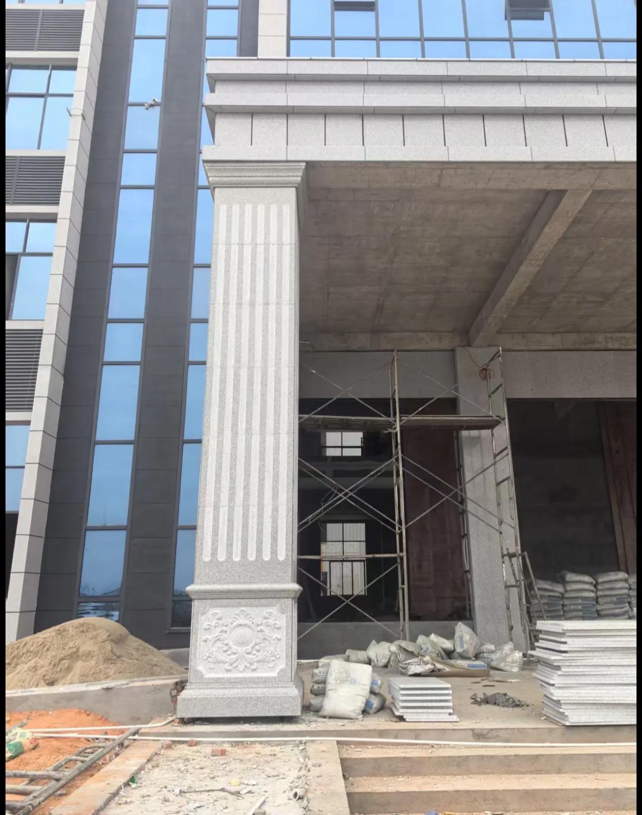 钦州 芝麻白光面花岗岩门楼大柱（罗马柱）配雕花底座