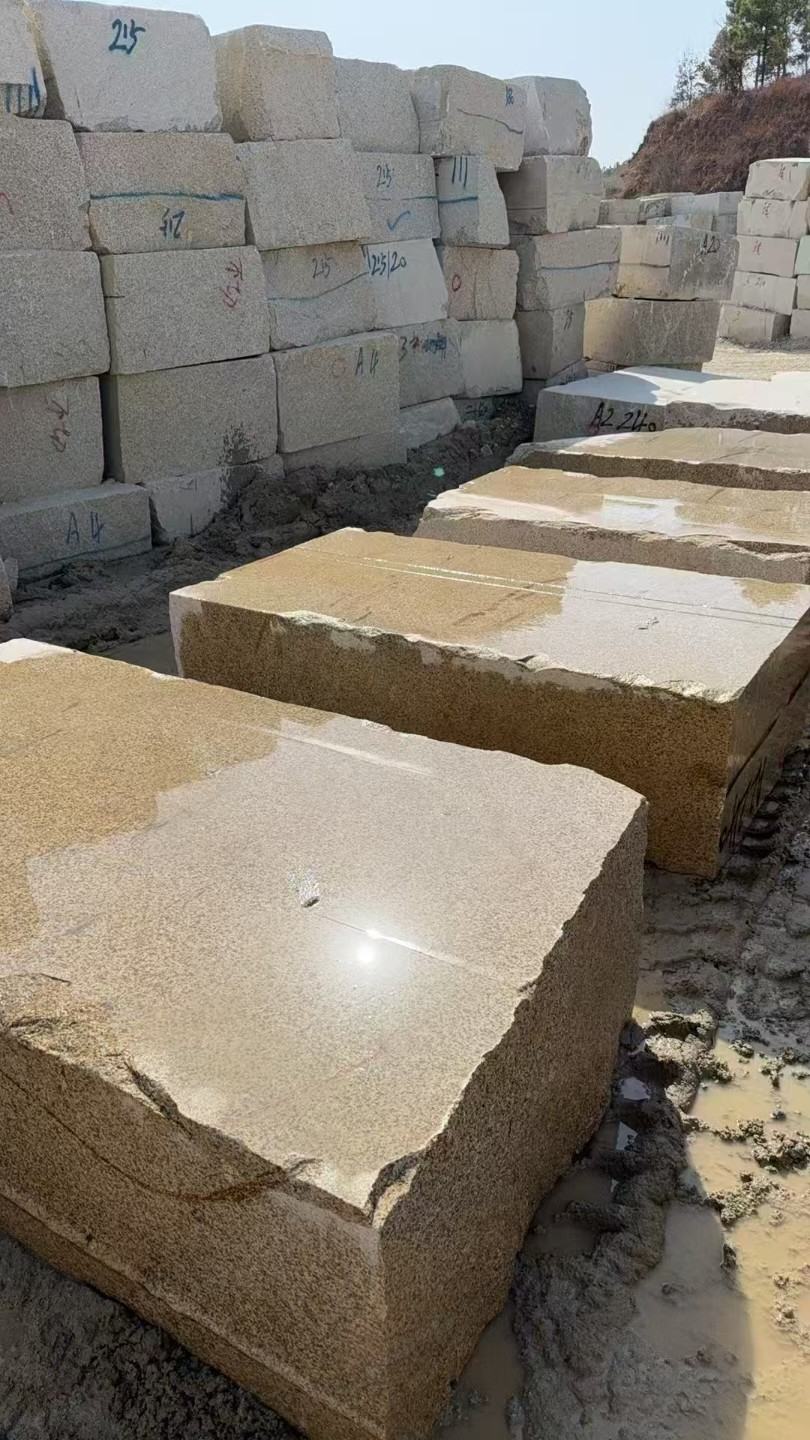 钦州 黄金麻方料堆场洗料分选中，原材料充足