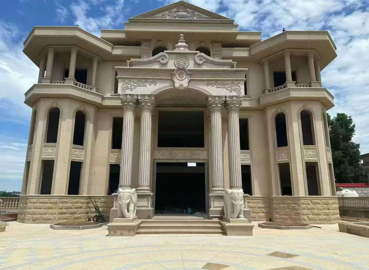 钦州 黄金麻别墅外墙干挂，大柱，大象，蘑菇石，雕花板