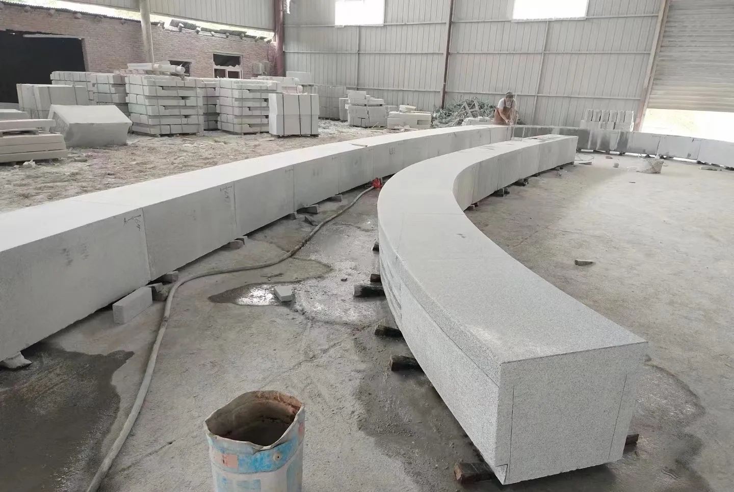 钦州芝麻白花岗岩石板材 园林光面弧形坐凳