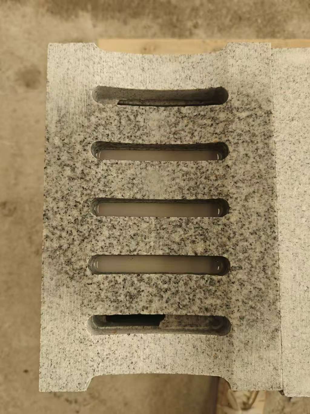 钦州 芝麻白拉丝面花岗岩U型开槽排水槽