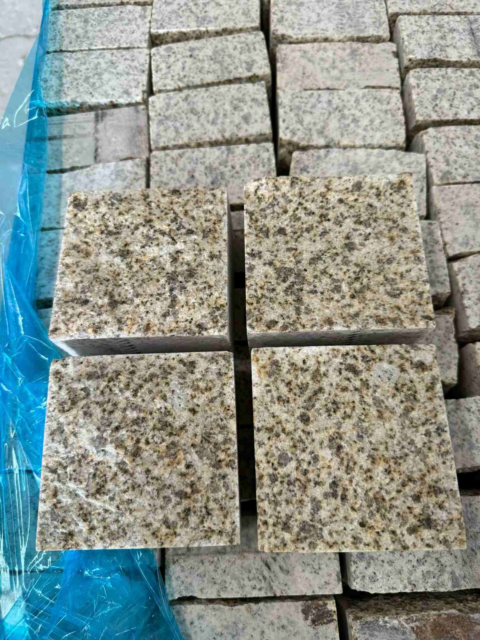 钦州 黄金麻花岗岩自然面小方块，弹石，马蹄石等