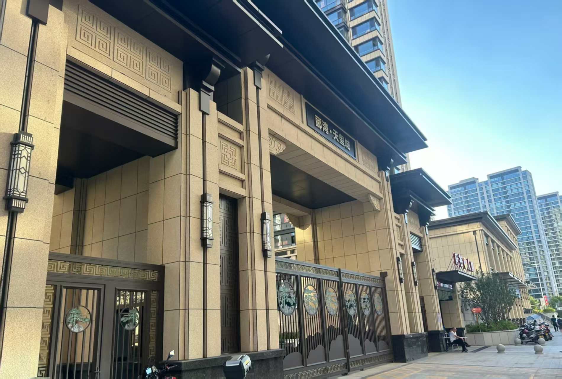 钦州 黄金麻花岗岩荔枝面小区门楼外墙干挂