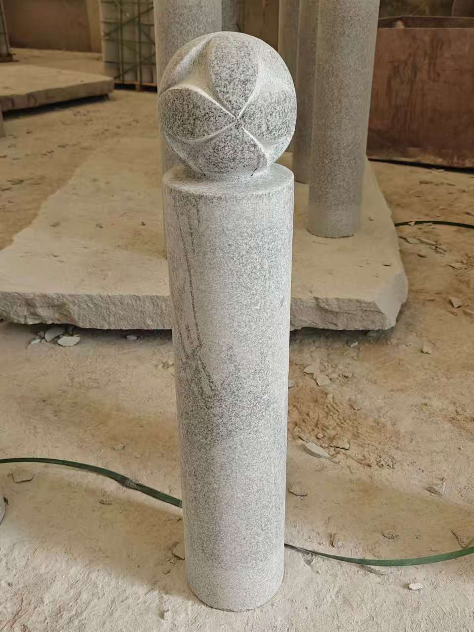 钦州 芝麻白花岗岩石材挡车石柱、停车柱、圆柱挡车柱、方柱挡车柱等