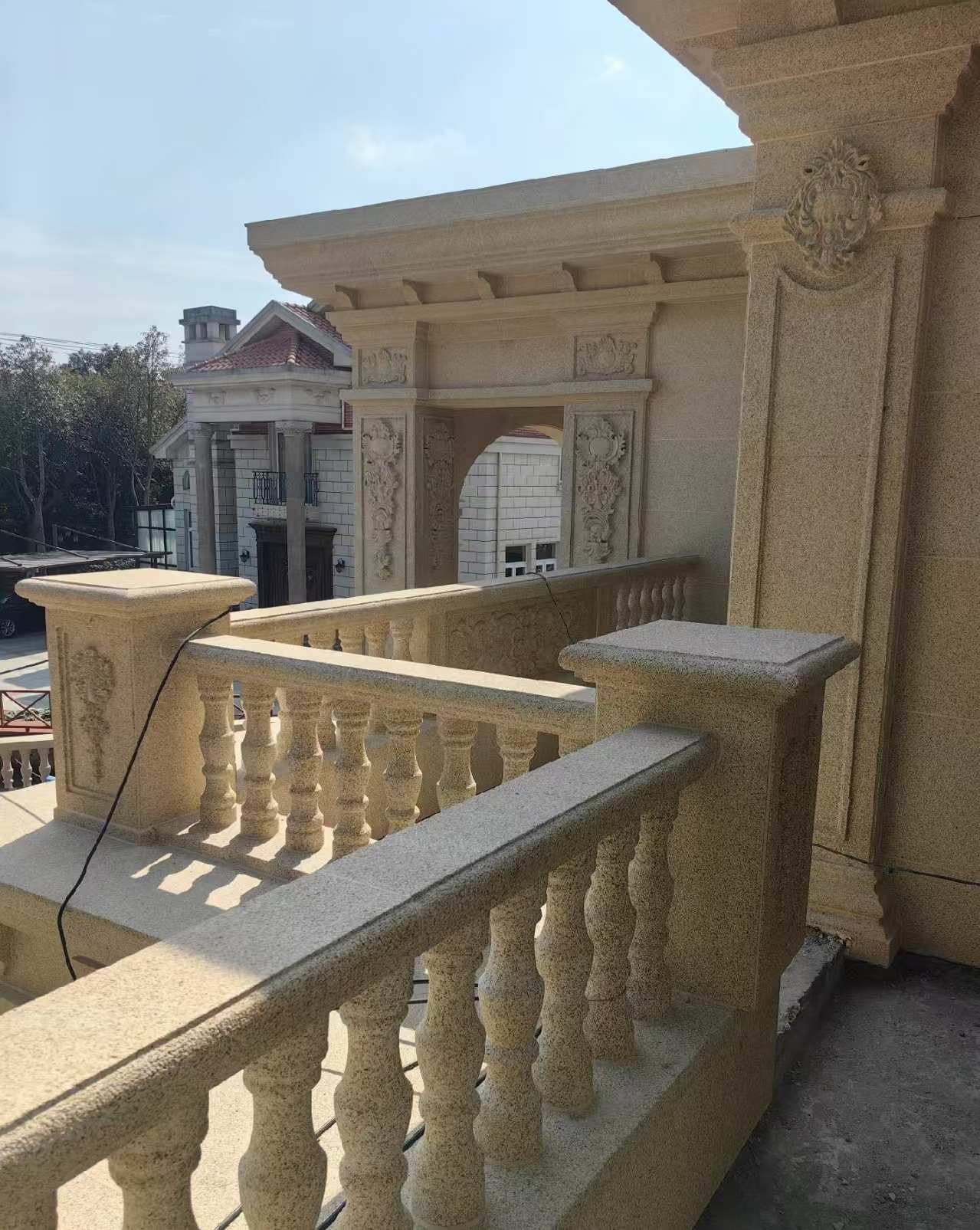 钦州 黄金麻别墅外墙干挂雕花配合阳台栏杆花瓶柱