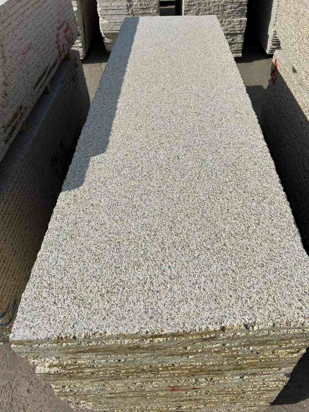 钦州 黄金麻花岗岩荔枝面毛板，半成品