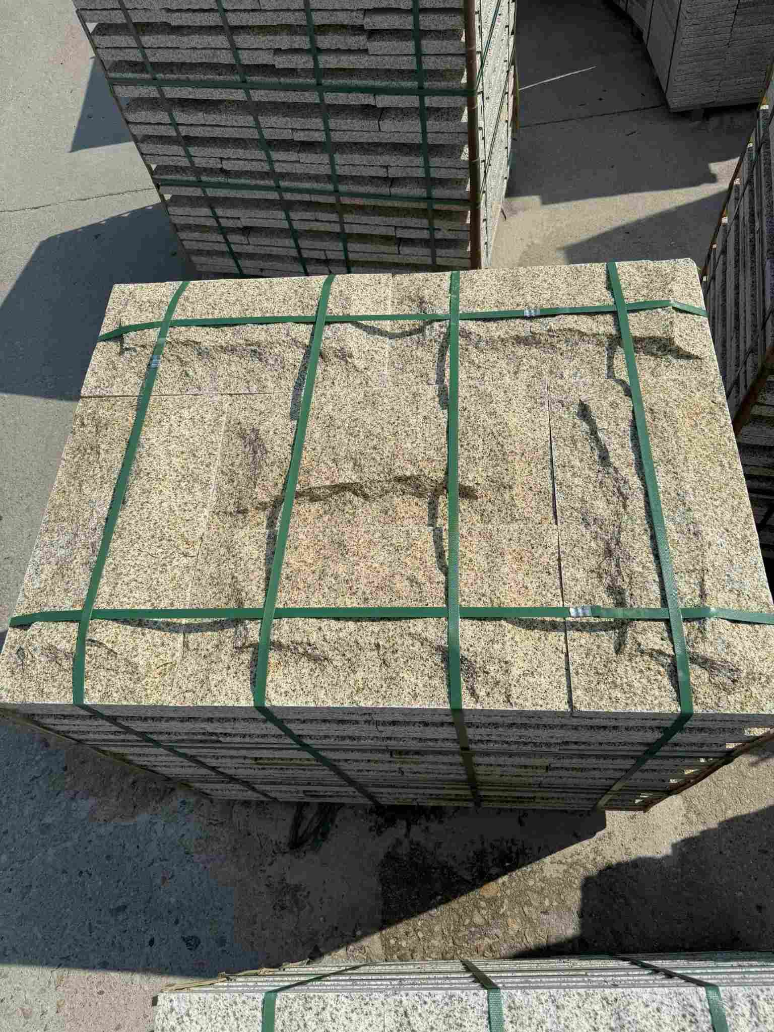 钦州 黄金麻花岗岩石材自然面蘑菇石成品