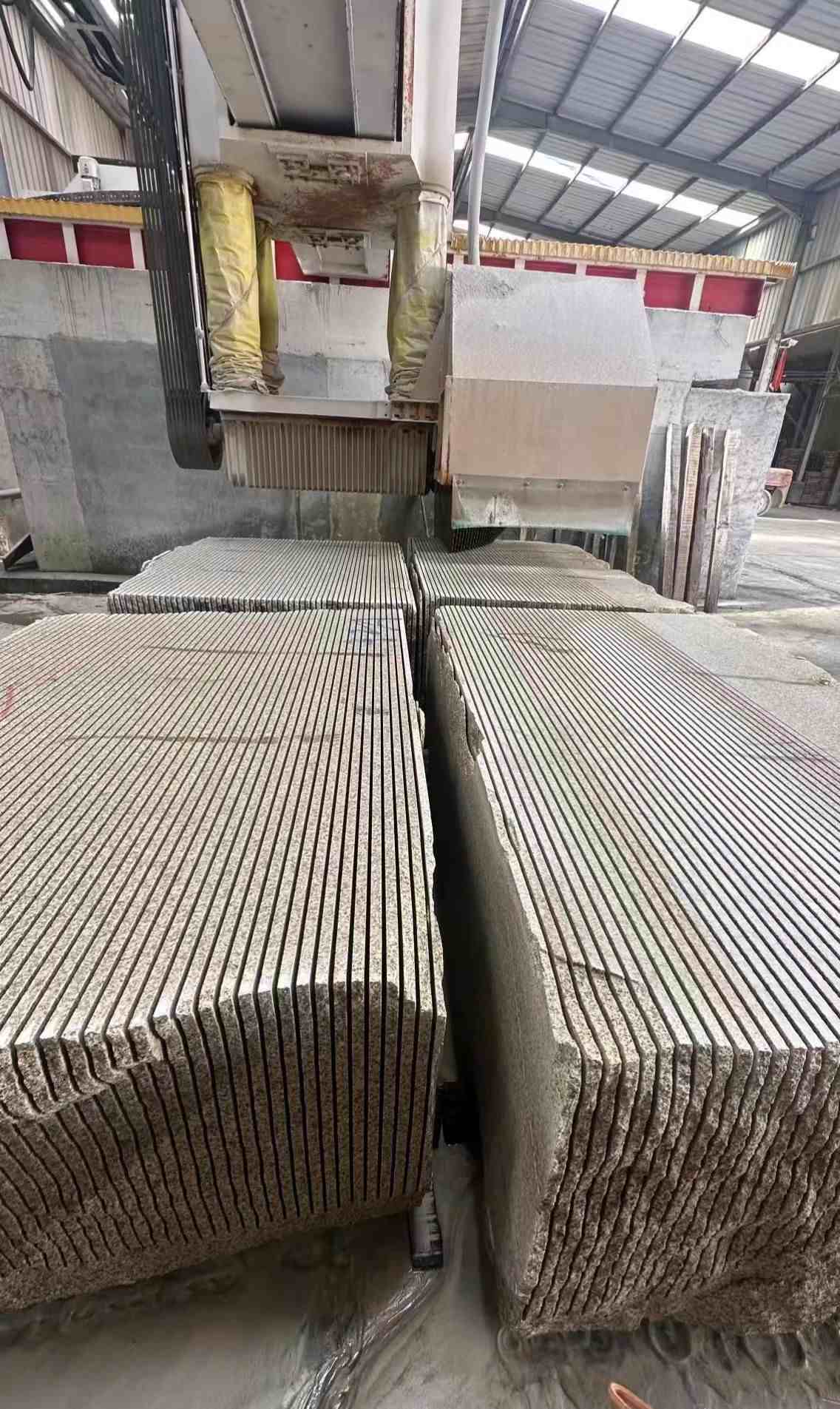 钦州 车间生产日常，黄金麻白麻花岗岩