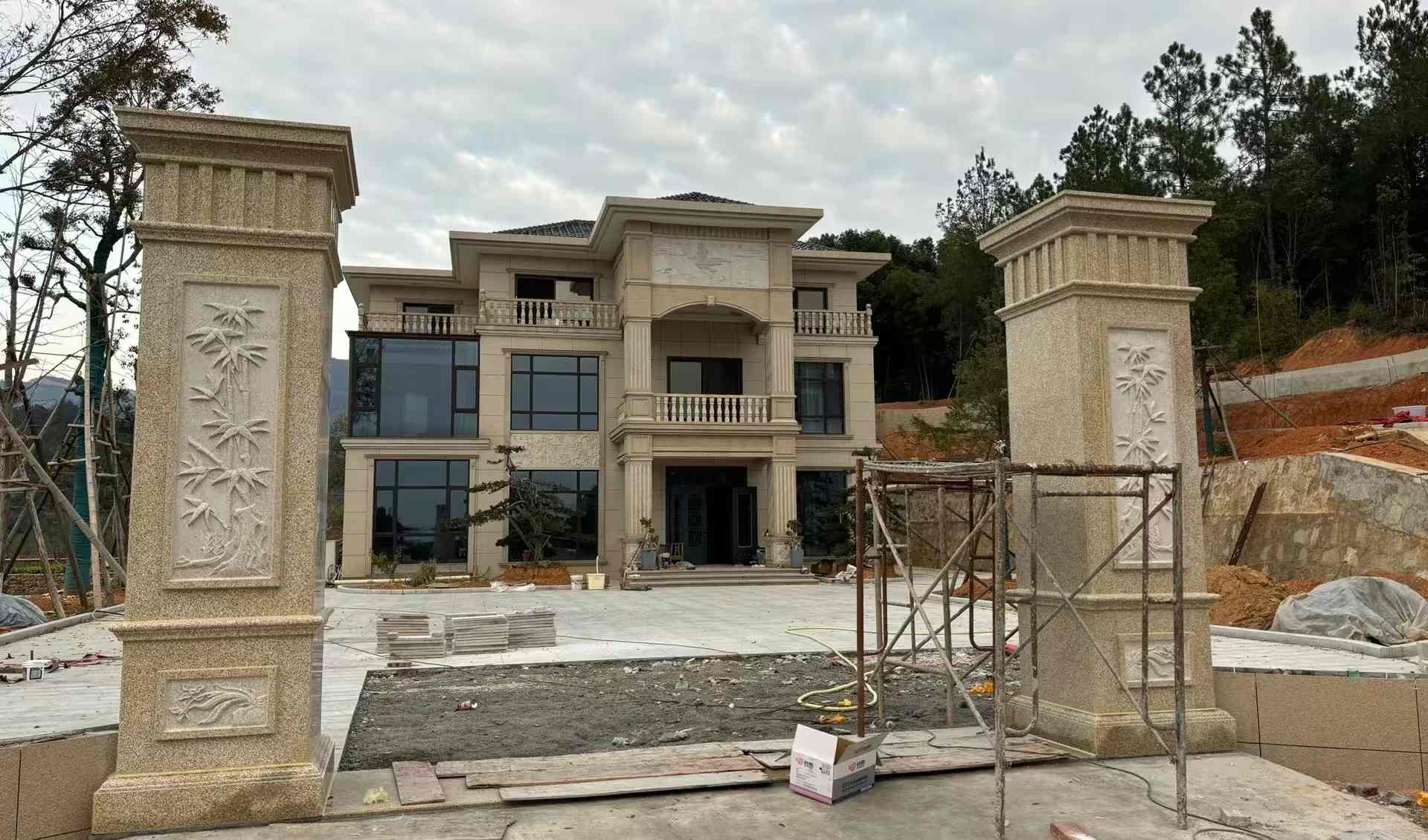 钦州 黄金麻花岗岩别墅雕花外墙干挂配上门口雕花罗马柱