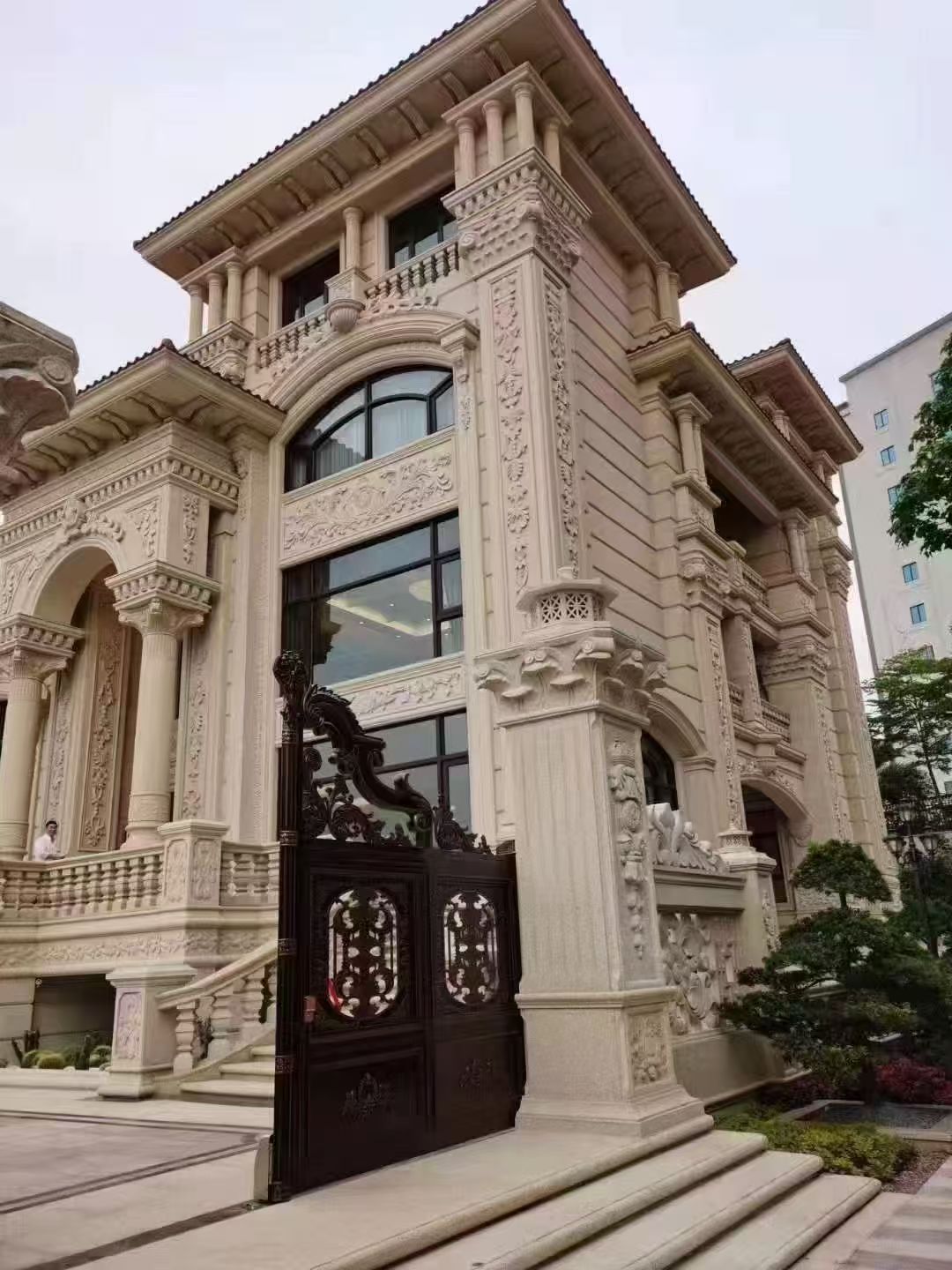 钦州 黄金麻花岗岩别墅外墙干挂效果展示