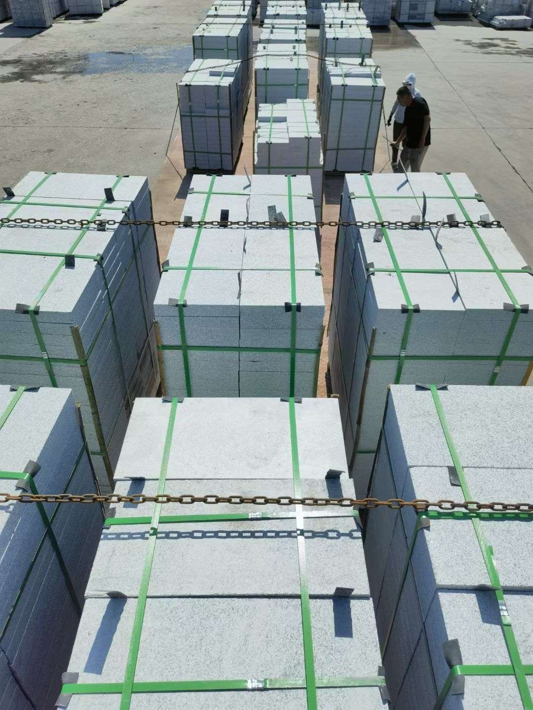 钦州 芝麻白花岗岩5公分地铺石 花岗岩厂家工厂装车日常